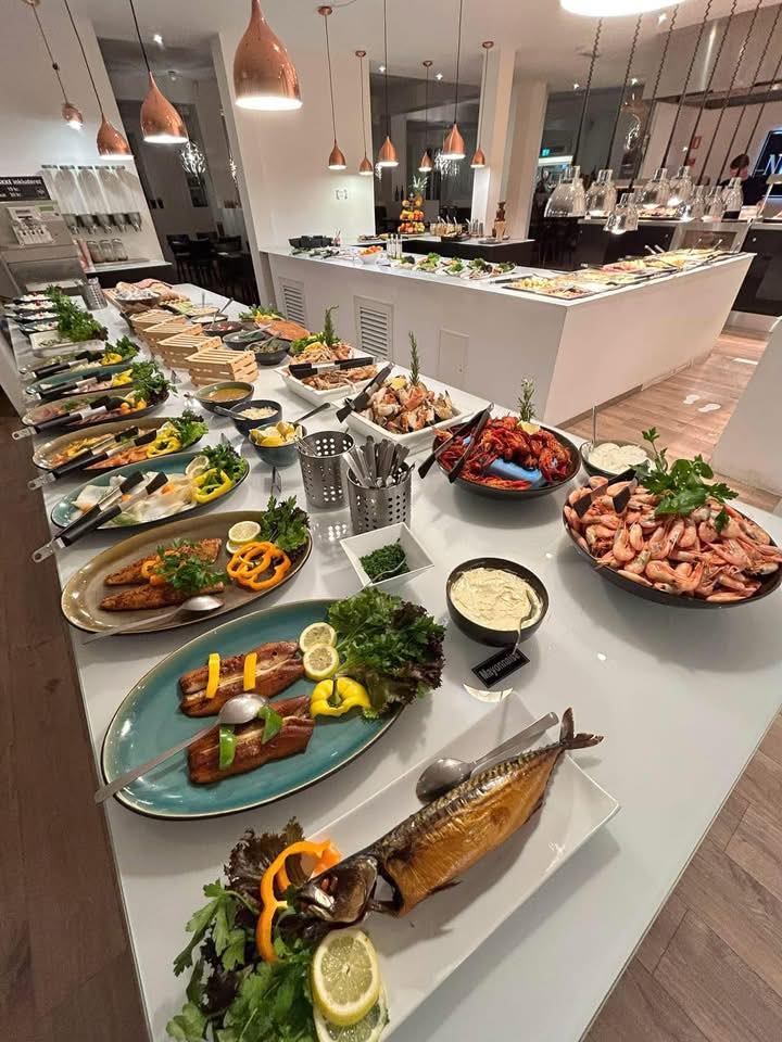 Hele buffeten hos restaurant i Hjørring – et indbydende udvalg af nordiske retter med fisk, kød, salater og tilbehør